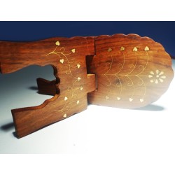 Buchständer mit Messing verziert